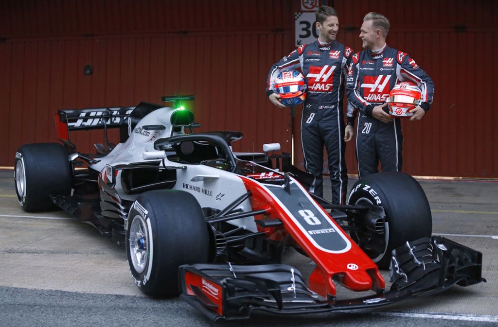 Der Haas-Renner und seine Piloten Romain Grosjean (links) und Kevin Magnussen.