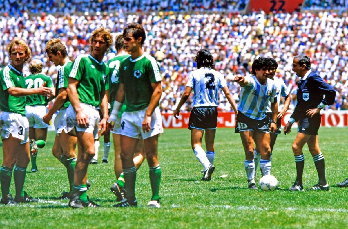Allerdings fiel sein Name bereits 1986 beim WM-Finale zwischen Argentinien und Deutschland (3:2). Da arbeitete Réthy als Redakteur für den Kommentatoren Rolf Kramer, der während der TV-Übertragung sagte: „73. Minute, sagt mir Béla Réthy an.“