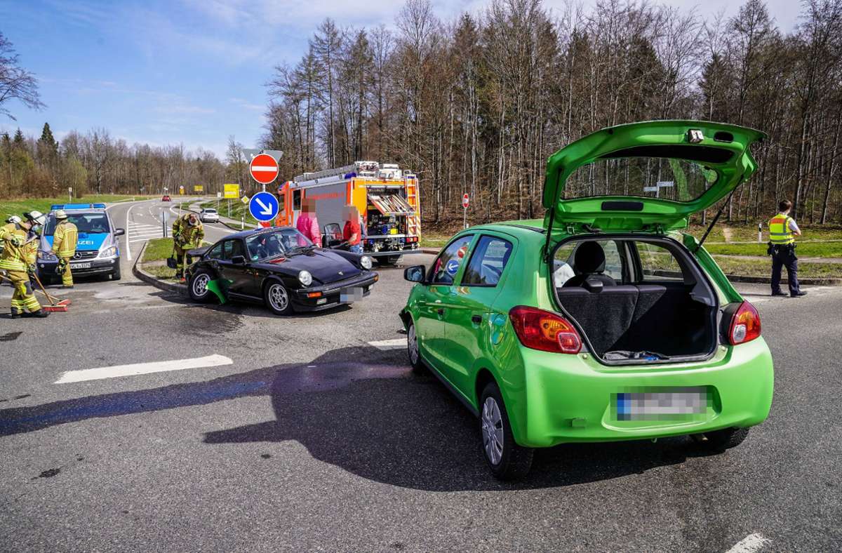 Zu einem Verkehrsunfall, bei welchem beide Fahrerinnen leicht verletzt worden sind, ist es am Donnerstagmorgen zwischen Esslingen und Baltmannsweiler gekommen.