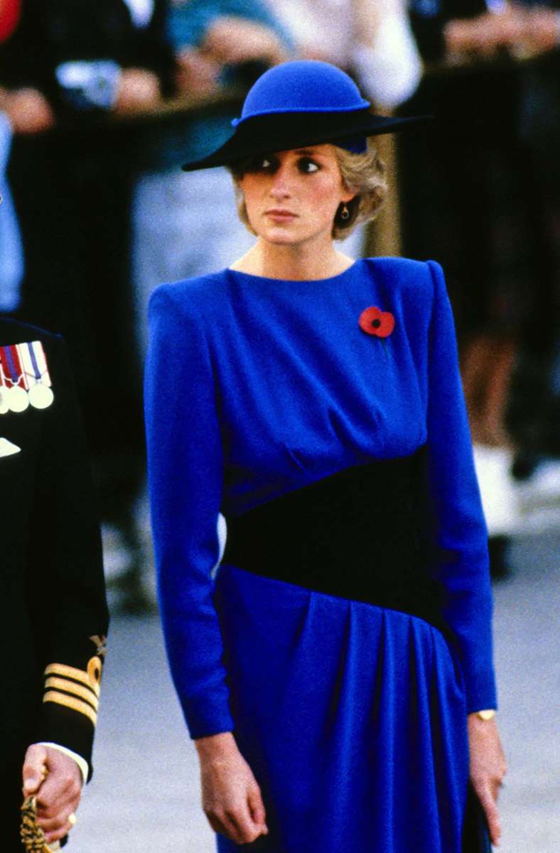 1985: In einem royalblauen Kleid mit schwarzen Details samt passendem Hut besucht Prinzessin Diana den Friedhof von Arlington in den USA.
