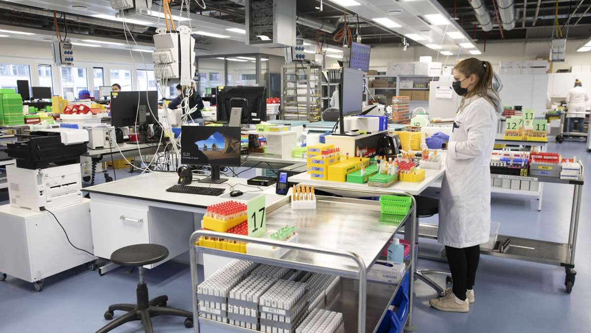  Infektionszahlen steigen, Testkapazitäten werden knapp: In den Laboren im Land herrscht Land unter. Wie ist es, jetzt dort zu arbeiten? Besuch an einem Ort, der vor Corona kaum Beachtung fand. 