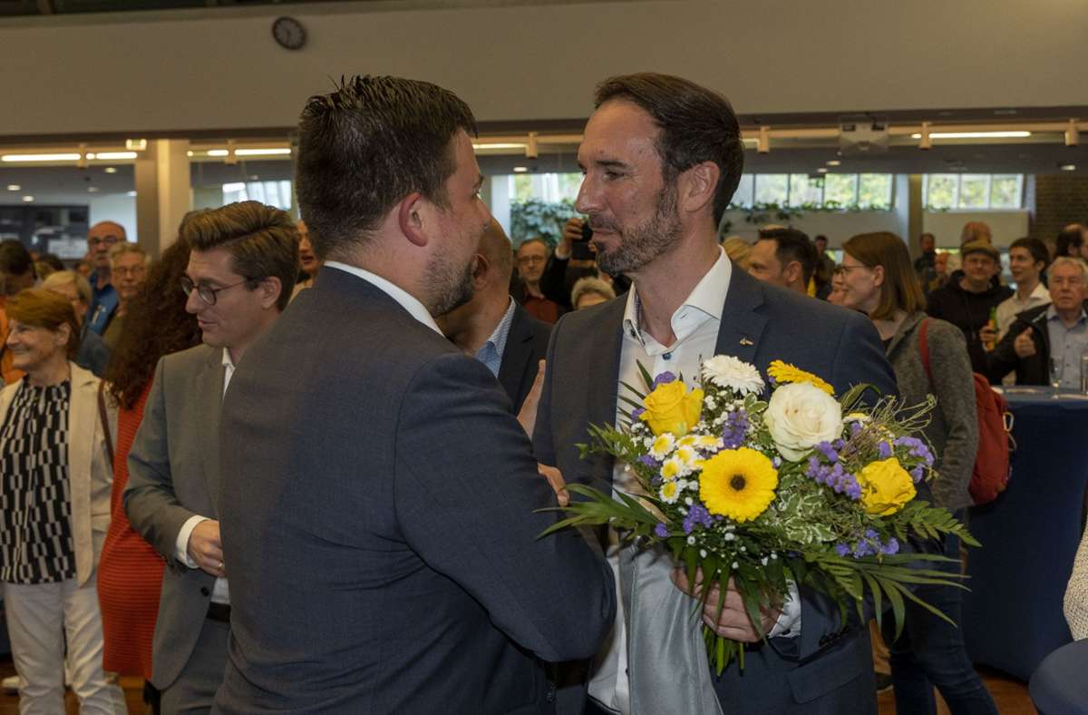 Verlierer Matthias Groh gratuliert dem neuen Bürgermeister Alexander Noak.