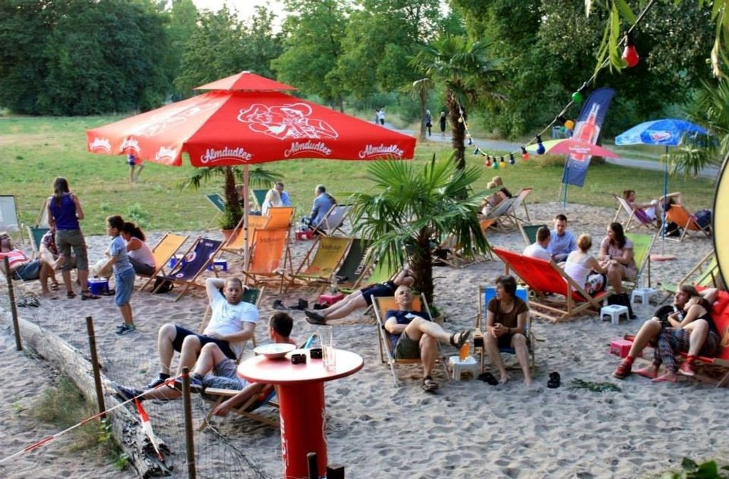Direkt am Neckar in Ludwigsburg gelegen kann man anschließend seine Füße auch im kühlen Nass erfrischen. Das Uferstüble ist mitsamt Strandbar in der Nähe des Heilbads in Hoheneck zu finden.