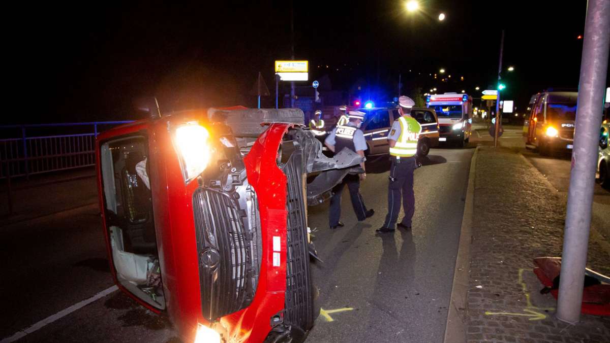 Unfall in Stuttgart-Hedelfingen: Transporter kracht gegen mehrere Stahlpfosten und kippt um
