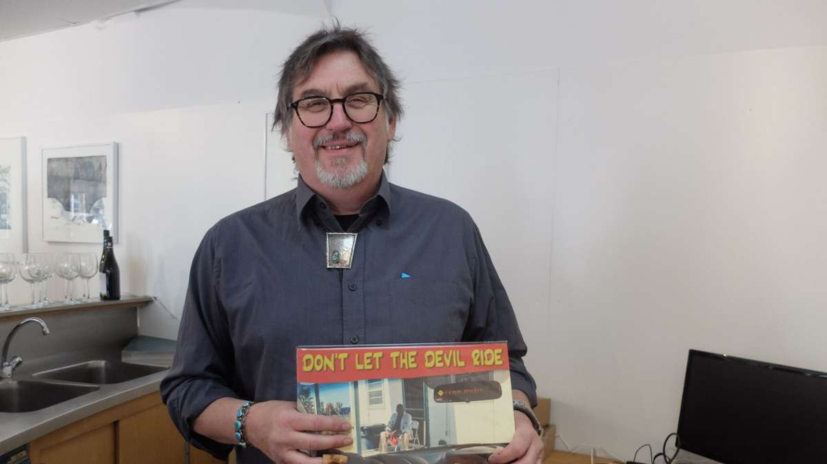 Wolfgang Bernreuther zeigt seine Platte, die er in Amerika produziert hat.