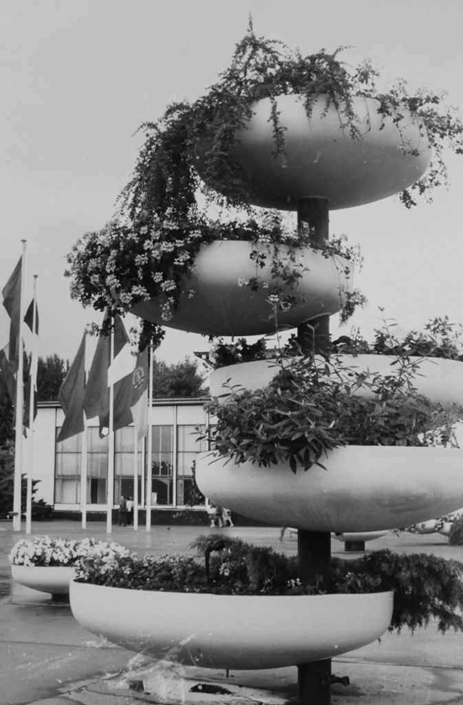 Die Blumenschalen stammen aus dem Jahr 1966. Wie alles andere Mobiliar im Park wurden sie extra für die Internationale Gartenbauausstellungen entwickelt und in Zusammenarbeit mit der Hochschule für Architektur und Bauwesen Weimar entworfen. Es sollte so weit wie möglich einheitlich und aus einem Guss sein.