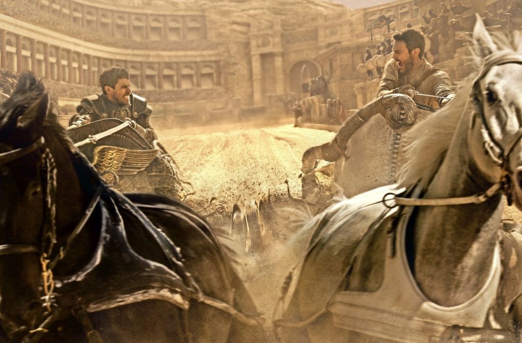 Lauft, Pferdchen, lauft: Messala (Toby Kebbell, l.) und Ben Hur (Jack Huston) lassen in „Ben Hur“ in einem Wagenrennen ihrer Rivalität die Zügel schießen.