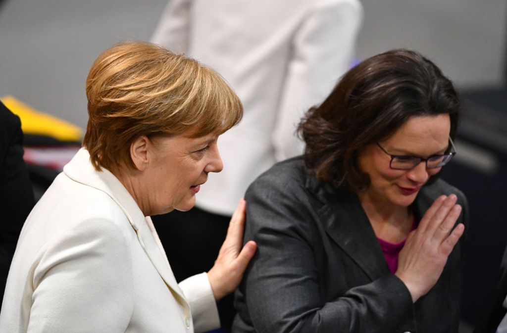 Bundeskanzlerin Angela Merkel und die SPD-Fraktionsvorsitzende Andrea Nahles unterhalten sich.