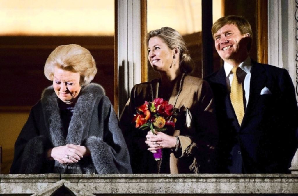 Königin Beatrix gibt das Zepter an Máxima und Willem-Alexander weiter. Der zeigt sich gegenüber den Untertanen gern betont leger.