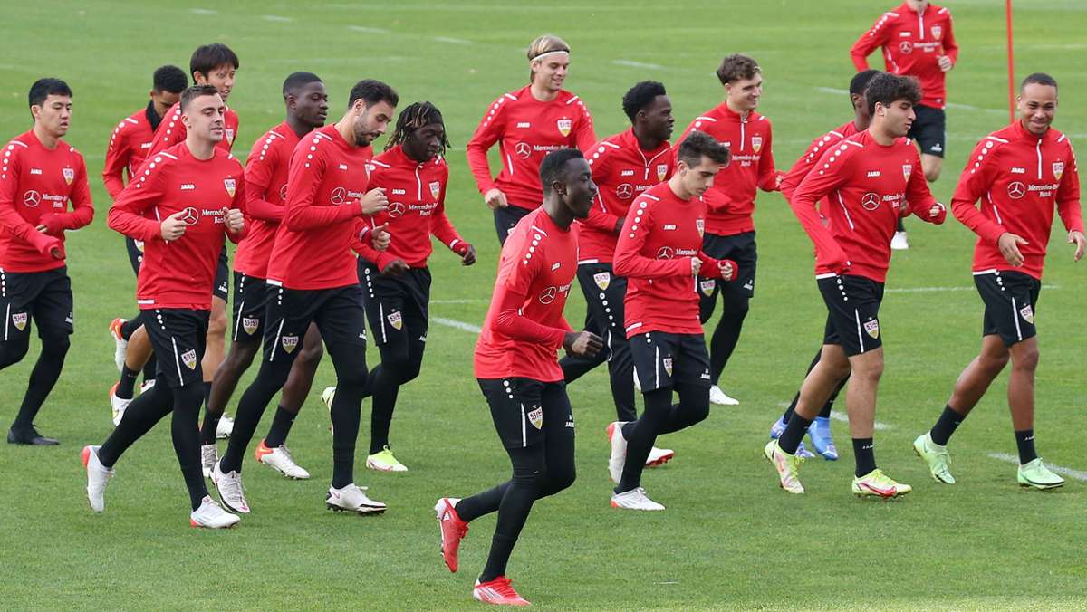  Der VfB Stuttgart kann zum ersten Training der Woche das Talent Momo Cissé zurückbegrüßen – drei etatmäßige Stammspieler fehlen dagegen bei der Einheit. 