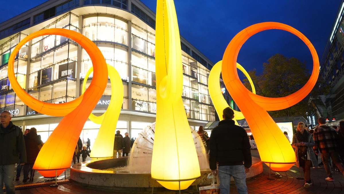 Stuttgart leuchtet: Zahlreiche Menschen strömen zur Einkaufsnacht