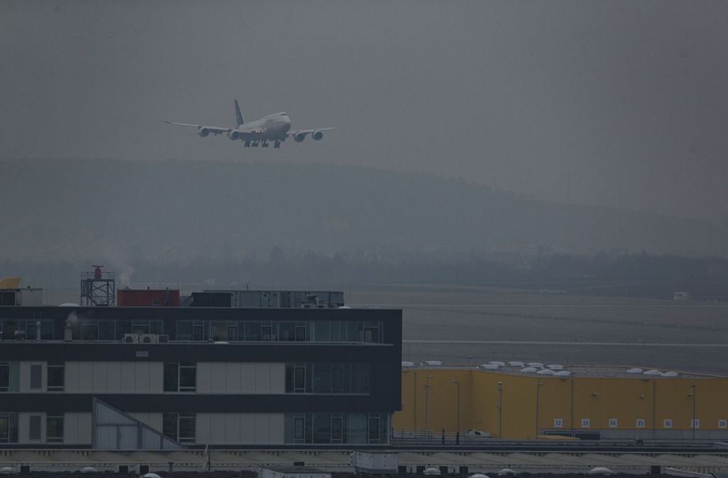 Der Jumbo-Jet mit dem neu gestalteten Kranich schaut am Donnerstag gegen 16.30 Uhr kurz in Stuttgart vorbei.