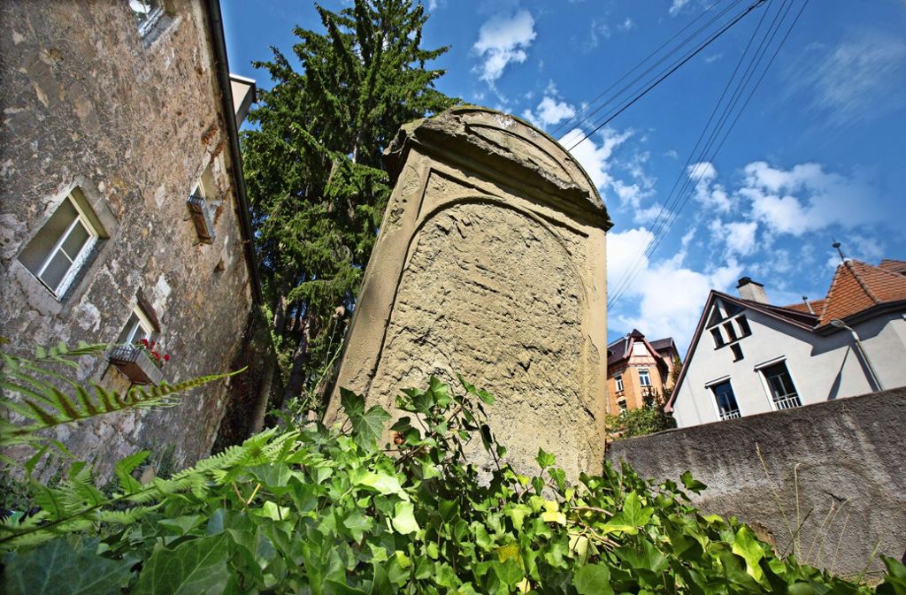 Der Grabstein von Isaak Levi ist dem Verfall preisgegeben.