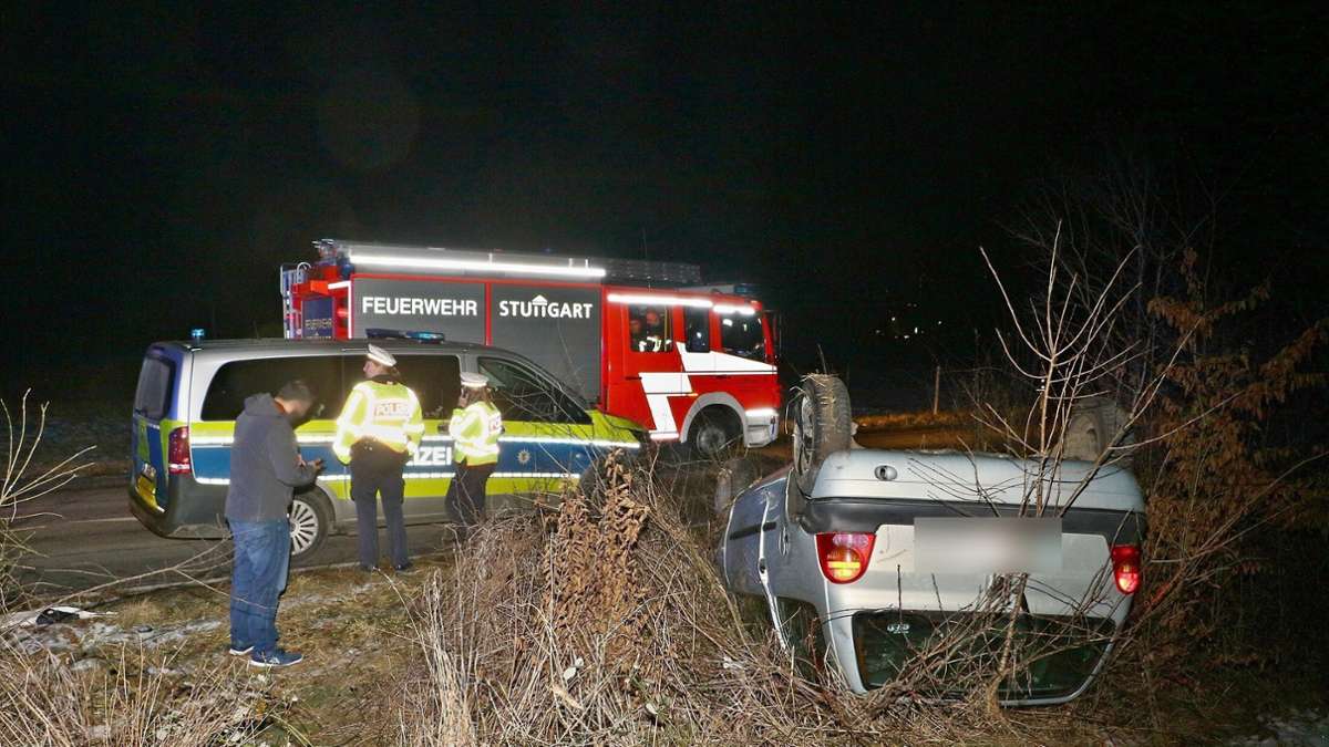 Stuttgart-Feuerbach: Unfall wegen Glatteis - Renault Twingo überschlägt sich