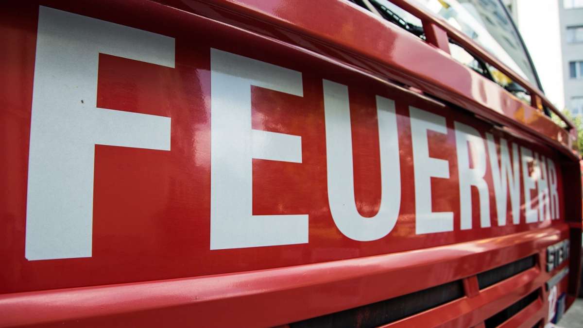 Feuerwehreinsatz in Esslingen: Abgemähte Wiese fängt Feuer