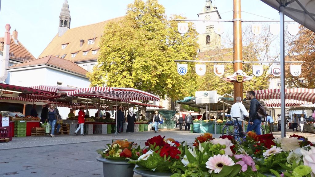  Bezirksvorsteher Bernd-Marcel Löffler regt an, den Wochenmarkt auf dem Cannstatter Marktplatz donnerstags am Nachmittag anzubieten. Da herrscht im Rathaus nämlich reger Betrieb. 