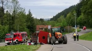 Schwerer Unfall bei Freiburg: Maiwagen-Anhänger kippt um –  etwa 30 Verletzte