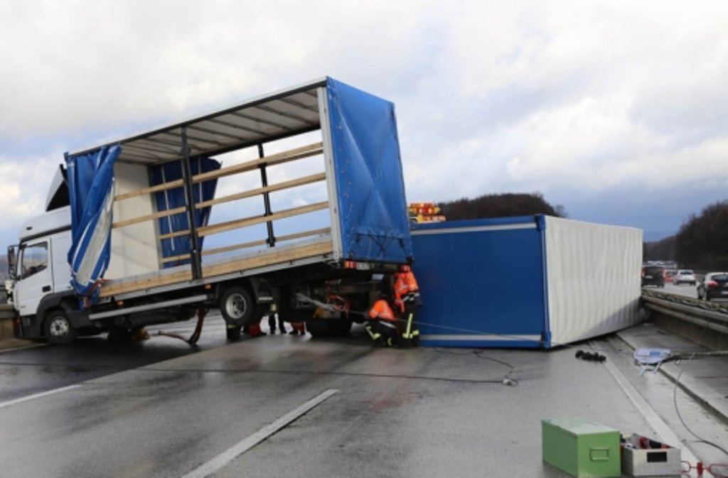 Ein LKW-Anhänger ist bei Hagen (Nordrhein-Westfalen) auf der Autobahn 45 umgekippt.