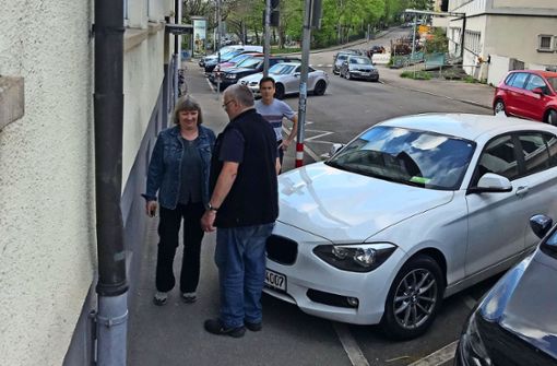 Durch diese hohle Gasse muss er kommen: Susanne Jallow (links) und Peter Erben (hinten) demonstrieren die Auswirkungen des Querparkens auf den Fußverkehr Foto: Haar