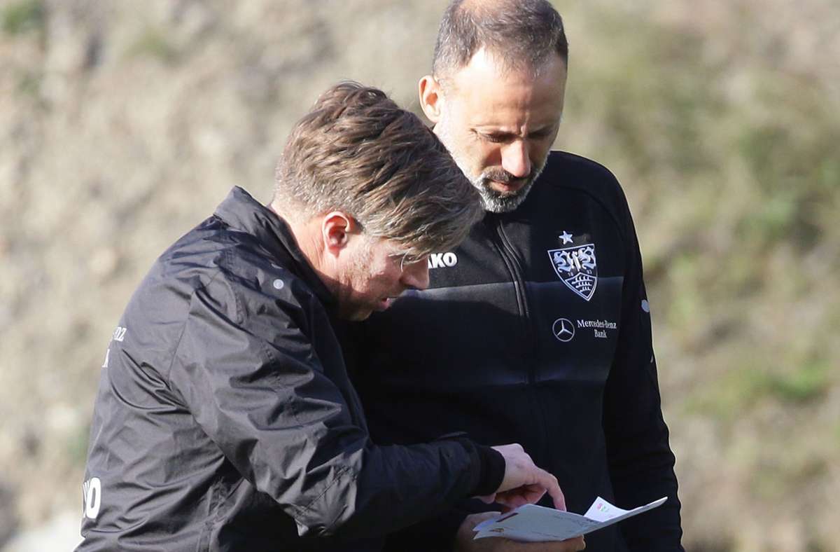 Chefcoach Pellegrino Matarazzo (re.) mit Co-Trainer Michael Wimmer. Das Duo ist aber nur ein Teil des großen Trainerteams beim VfB Stuttgart.