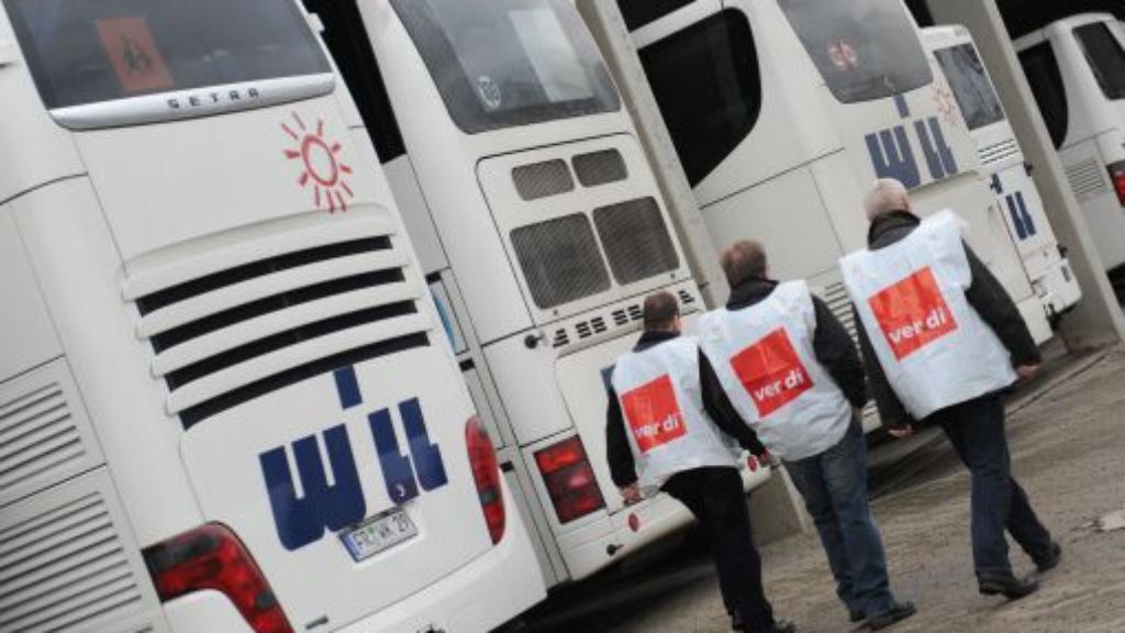  Die Fahrer privater Busunternehmen legen am 28. Februar ihre Arbeit für einen Warnstreik nieder. 