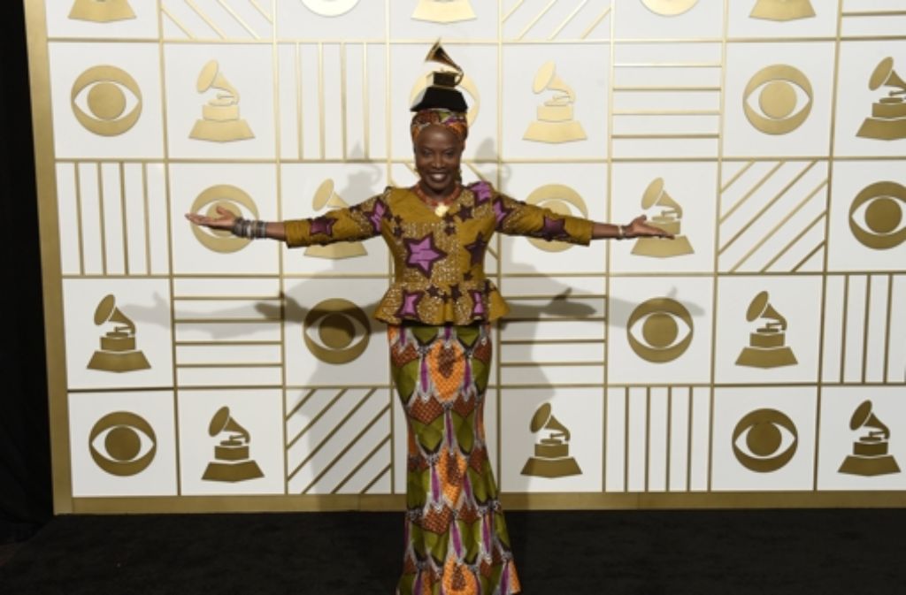 Im farbenfrohen Zweiteiler freute sich die afrikanischen Sängerin Angelique Kidjo über ihren zweiten Grammy. Ihr Album „Sings“ ist zum besten Album der Welt gekürt worden.