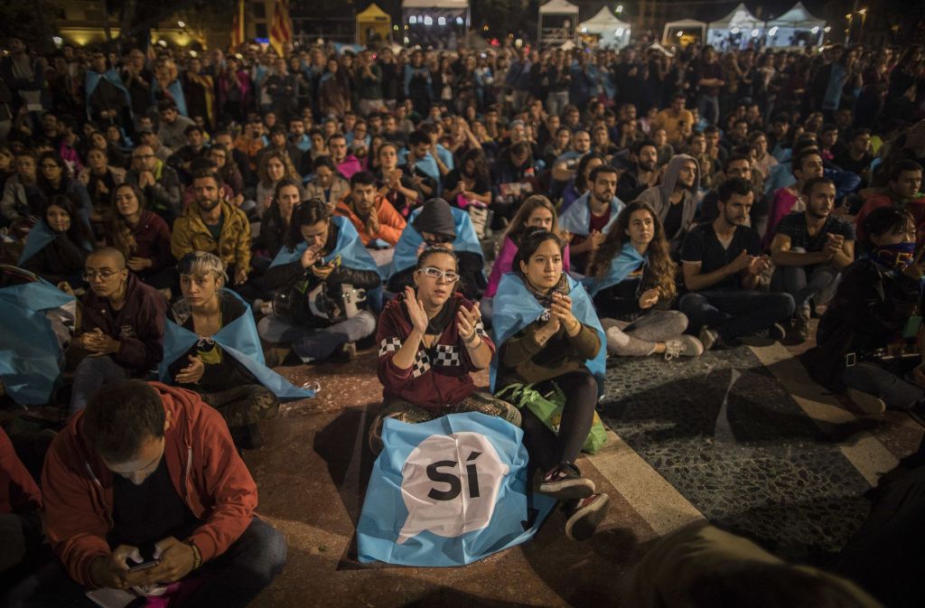 Unterstützer des Referendums zur Unabhängigkeit Kataloniens versammeln sich in Barcelona auf dem Placa de Catalunya Foto: AP