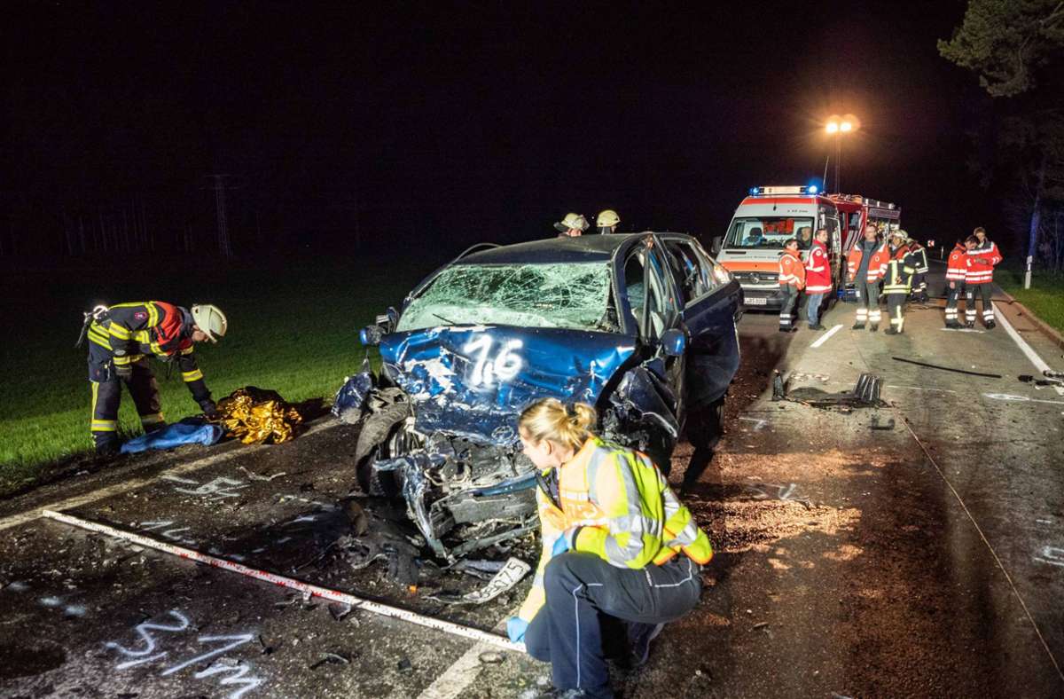 Bei einem Zusammenstoß zweier Autos bei Burladingen (Zollernalbkreis) ist ein 27 Jahre alter Mann gestorben.