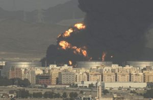 Rauchwolke über  Öl-Hafen - Huthis kündigen großen Angriff an