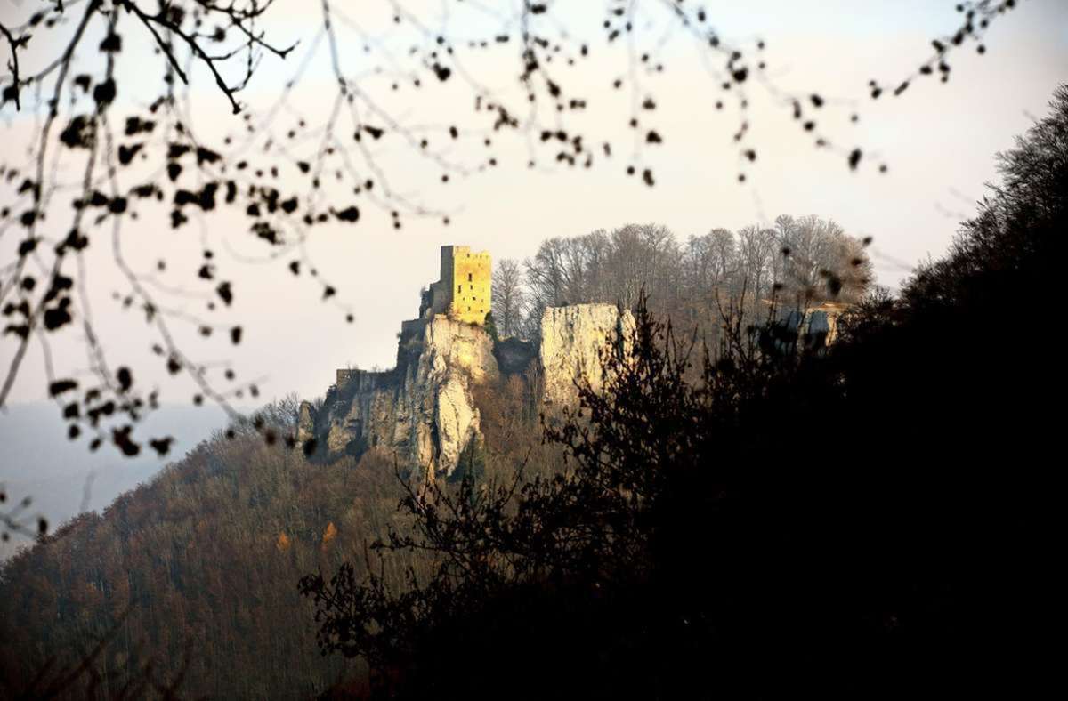 Bei der Burgruine Reußenstein tummeln sich neben Spaziergänger auch wagemutige Kletterer, die die Felswand emporklimmen. Der beliebte Wander-und Radweg Pfannensteige unterhalb der Ruine ist leider mittlerweile seit sieben Jahren gesperrt.