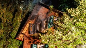 Brand in Stuttgart-Süd: Dachgeschoss steht in Flammen – Feuerwehr mit Großaufgebot vor Ort