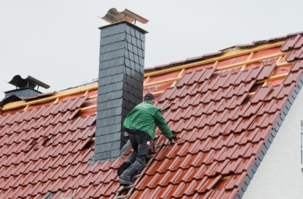 Dachdecker reparieren ein vom Sturm teilweise abgedecktes Dach eines Einfamilienhauses in Coppenbrügge im Landkreis Hameln (Niedersachsen).