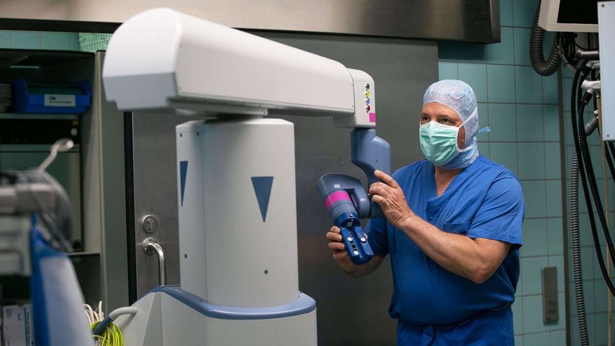  Operationen als echte Handarbeit. Das war einmal. Die Zukunft könnte anders aussehen – dann übernehmen Roboter die medizinischen Eingriffe. Mit Unterstützung von Chirurgen. Am Klinikum Esslingen läuft derzeit eine 14-monatige Testphase für das Hightech-Verfahren im OP-Saal. Mit aufregenden Zwischenergebnissen. 