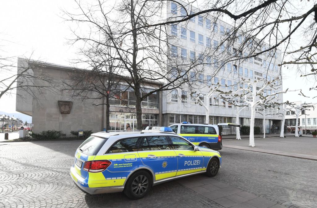 Polizeifahrzeuge vor dem Rathaus in Gaggenau. Am Freitagmorgen war eine Bombendrohung eingegangen.
