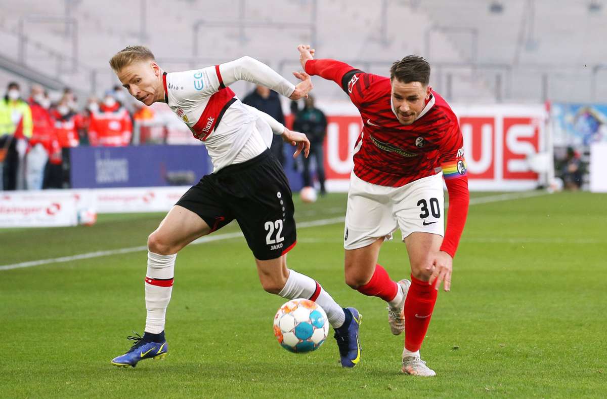 Es gibt kein vorbeikommen: Chris Führich (links) vom VfB Stuttgart im Zweikampf mit dem Freiburger Christian Günter. Foto: Baumann/Julia Rahn