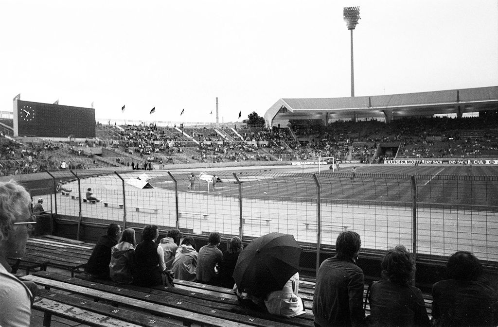 Bei der Fußball-WM 1974 verfolgte man das Spiel noch auf Sitzbänken.