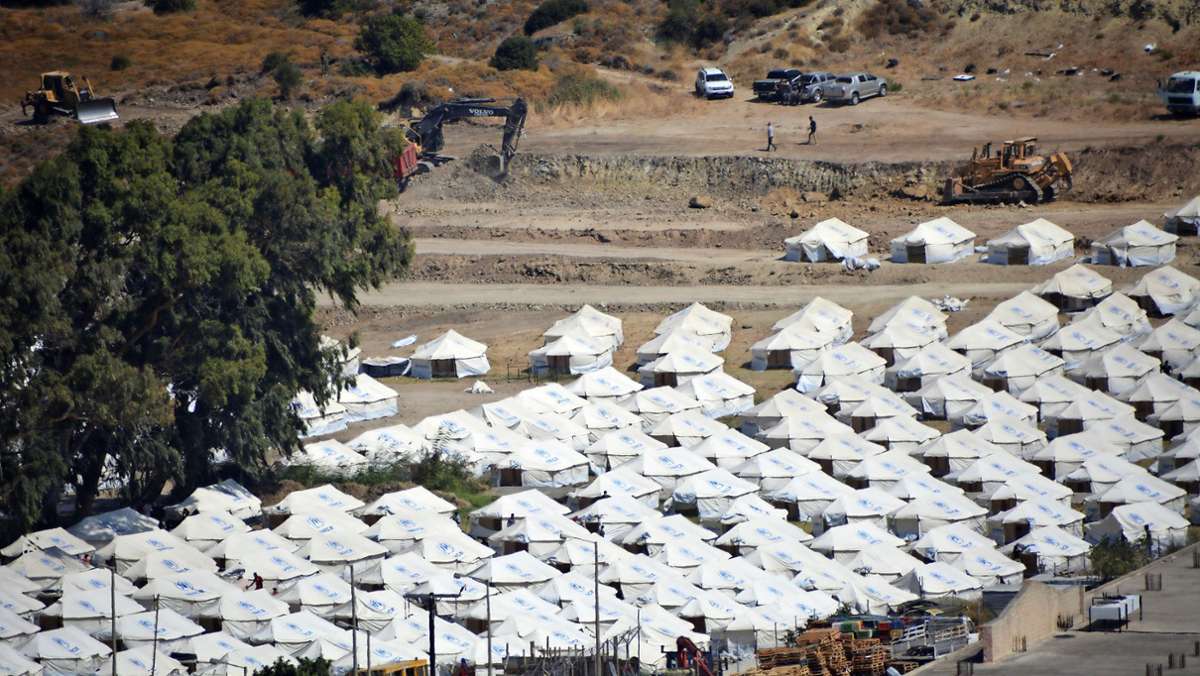 Nach  Brand in Flüchtlingslager Moria: Rund 1200 Migranten im neuen Lesbos-Lager –  Seehofer übt Kritik