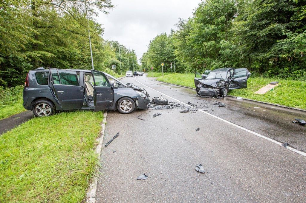Zwei Schwer- und vier Leichtverletzte sind das traurige Ergebnis eines schlimmen Verkehrsunfalls, der sich am Samstagnachmittag in Stuttgart-Degerloch ereignet hat.