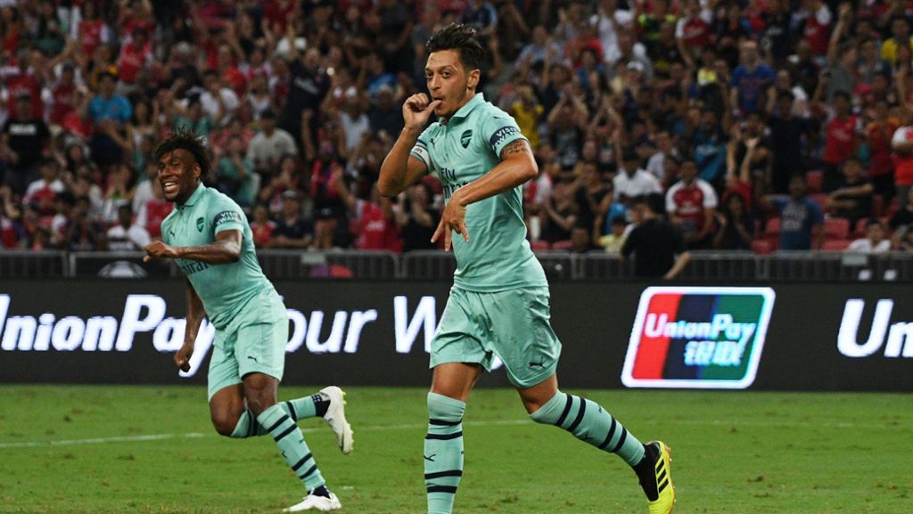  Trotz der heftigen Debatte um seine Person, hat der Fußballer Mesut Özil im ersten Spiel nach seinem DFB-Rücktritt eine starke Leistung gezeigt. Der Spieler von Arsenal London lief im Testspiel gegen Paris sogar als Kapitän auf. 