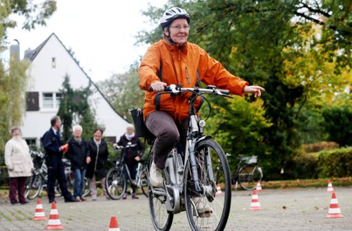 Für Käufer von E-Bikes sollen kostenlose Fahrsicherheitstrainings erhalten (Symbolbild). Foto: dpa