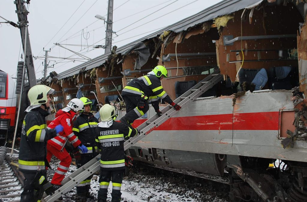 Zwei Personenzüge sind in Niklasdorf in der Steiermark zusammengetoßen.