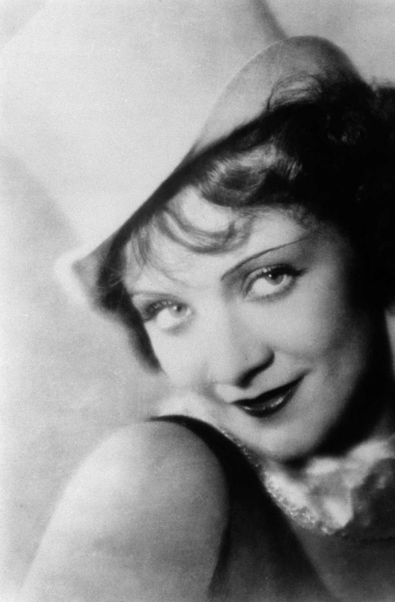 Zum Beispiel „Professor Unrat“. Heinrich Mann war mit dem 1904 geschriebenen, 1905 erschienenen Roman schlagartig bekannt geworden. Ein Archivbild aus dem Jahr 1930 zeigt Marlene Dietrich in ihrer Rolle in der Roman-Verfilmung „Der Blaue Engel“.