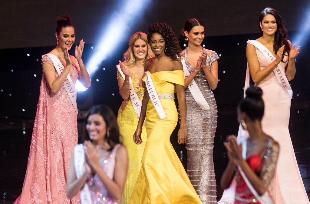 Miss Dominican Republic, Yaritza Miguelina Reyes Ramirez (Mitte), strahlt nach ihrem Einzug ins Finale.