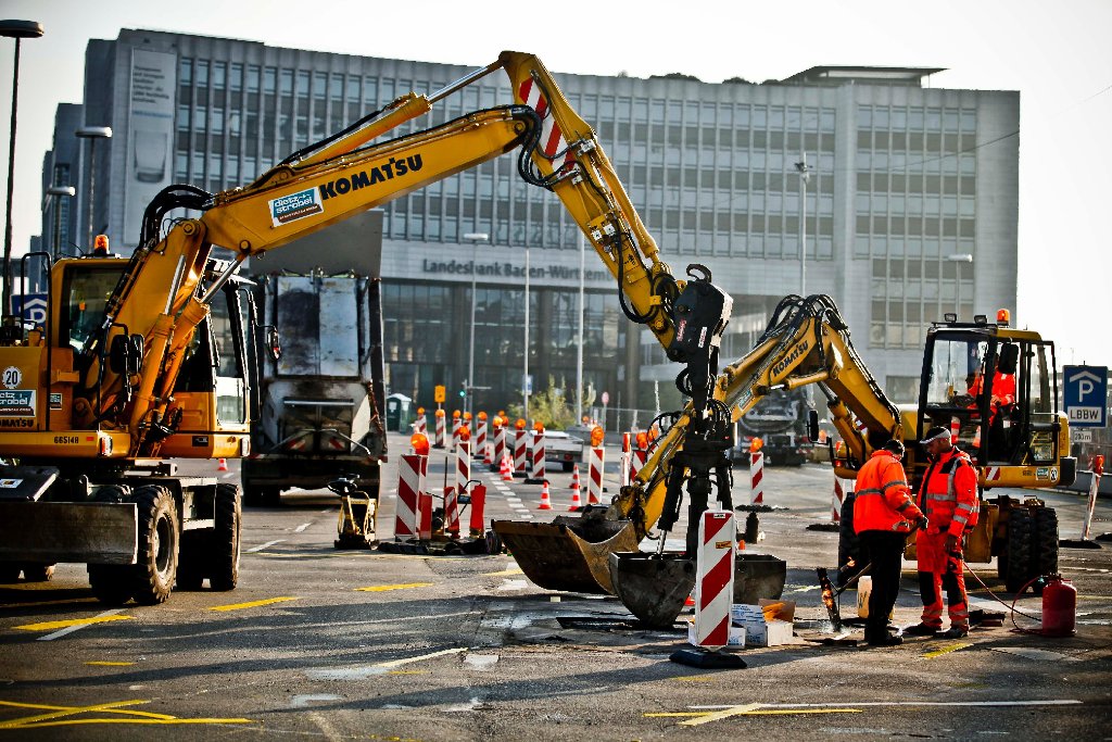 Am Wochenende wurde durch die Vorbereitungen für die Verlegung der Stadtbahntunnel im Zuge von Stuttgart 21 die Verkehrsführung auf der großen Kreuzung am Arnulf-Klett-Platz nahe dem Hauptbahnhof geändert.
