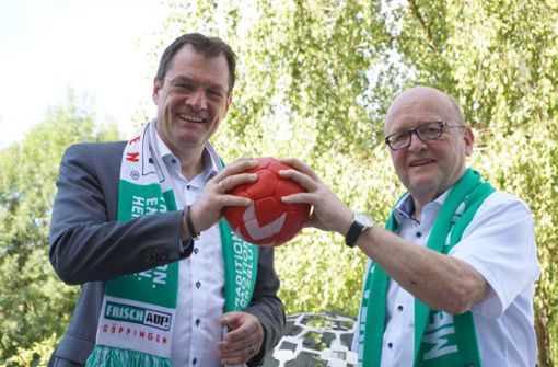 Ulrich Weiß (re.) gibt den Vorsitz des Aufsichtsrats bei Frisch Auf Göppingen in die Hand von Claus Mai, Weiß  wird Ehrenvorsitzender des Gremiums. Foto: FAG