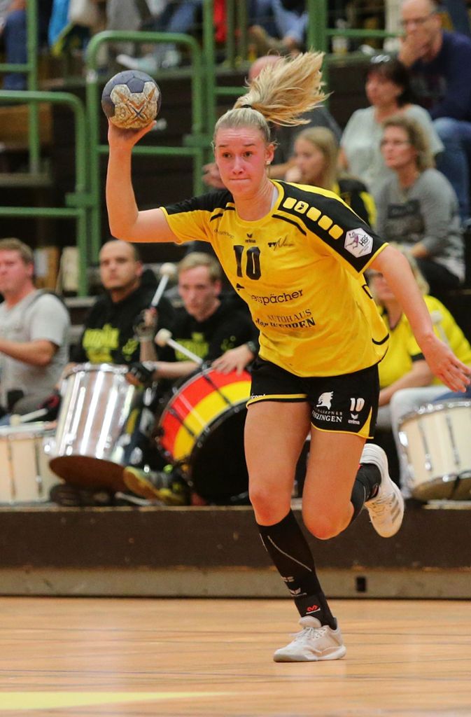 Lena Degenhardt ist eine von zehn Spielerinnen im aktuellen Elitekader des Deutschen Handballbunds (DHB). Bis Saisonende spielt die 18-Jährige noch für den TV Nellingen, dann wechselt sie zur TuS Metzingen. Die hochveranlagte Rückraumspielerin nahm an der U-18-WM 2016, an der U-19-EM 2017 und an der U-20-WM 2018 teil. Lena Degenhardt wuchs in Ebingen auf. Bei der HSG Albstadt erlernte sie das Handballspielen.