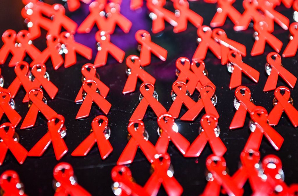 Aids-Schleifen als Anstecknadeln symbolisieren Solidarität mit HIV-Positiven. Foto: dpa-Zentralbild
