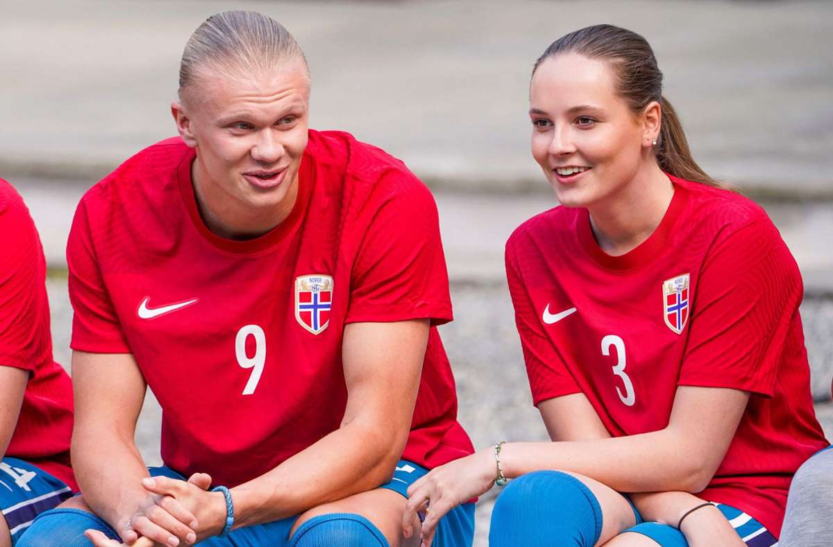 Die Prinzessin kann auch sportlich: Ingrid Alexandra beim Plaudern mit dem Fußballer Erling Haaland bei einem Freundschaftsspiel.