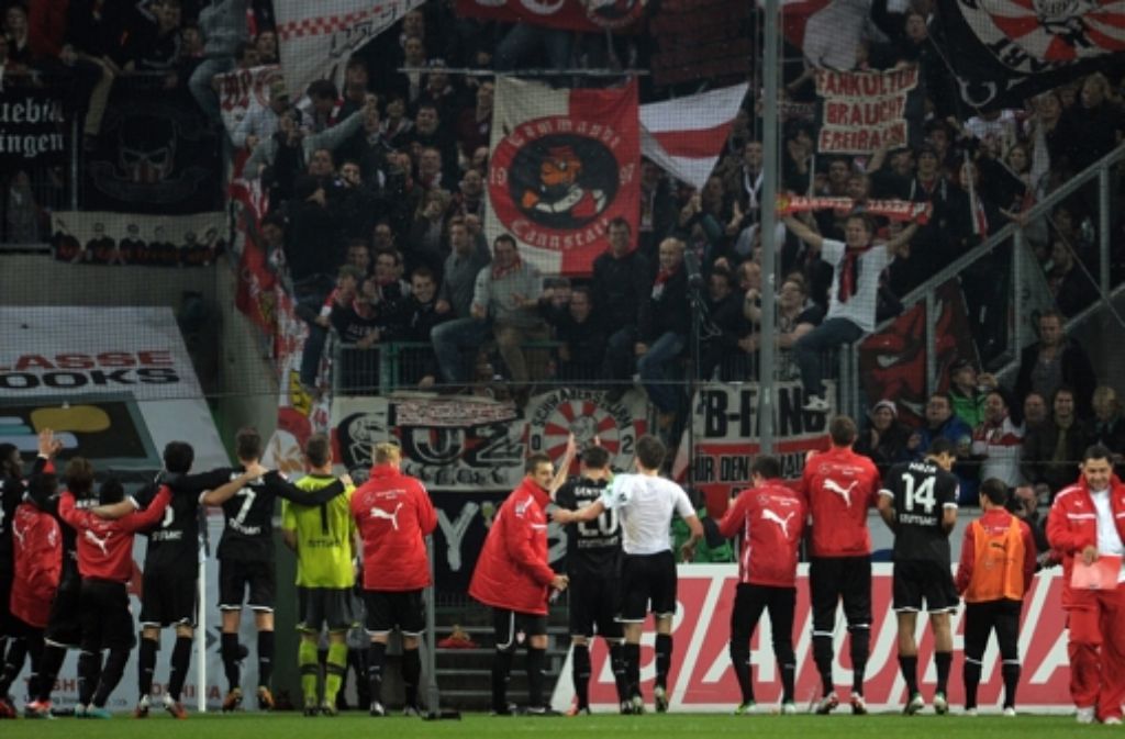 Die VfB-Fans feiern die erfolgreiche Mannschaft. Foto: dpa