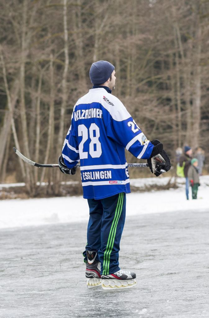 ... Einige Stuttgarter trauten sich auf den vereisten Bärensee für eine Partie Eishockey.